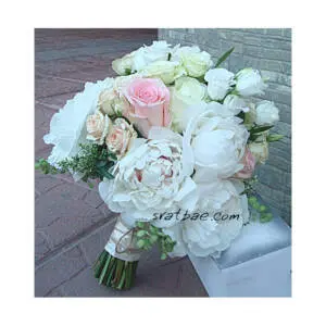Булчински букет “Бели рози и бели божури”