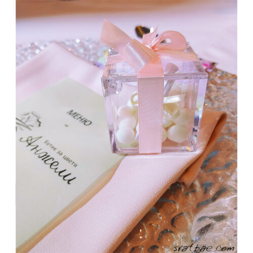 Прозрачна кутийка с панделка и бонбонки Прозрачна кутийка с панделка и бонбонки