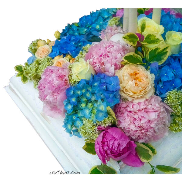 Сватбен букет с цветя и свещи