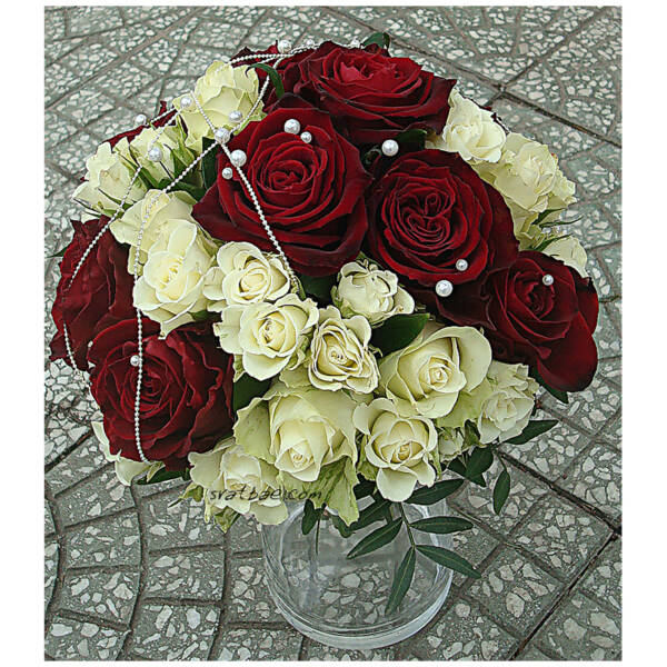 Булчински букет с червени рози и перли