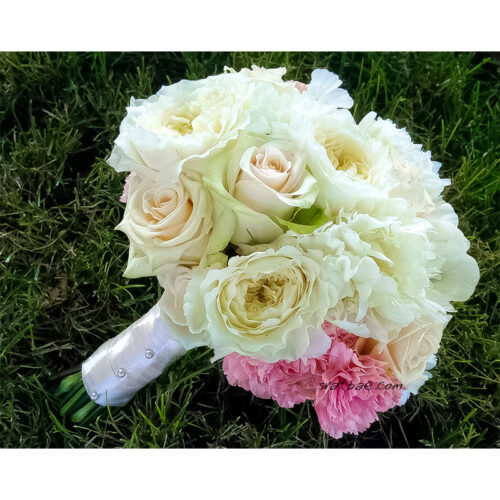 Булчински букет с различни видове рози Булчински букет с различни видове рози