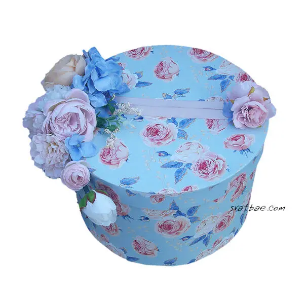Кутия за подаръци в синьо и флорални мотиви