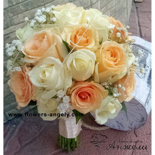 Булчински букет с прасковена нотка и перли Булчински букет с прасковена нотка и перли