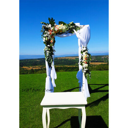 П-образна сватбена арка с воали и естествени цветя П-образна сватбена арка с воали и естествени цветя