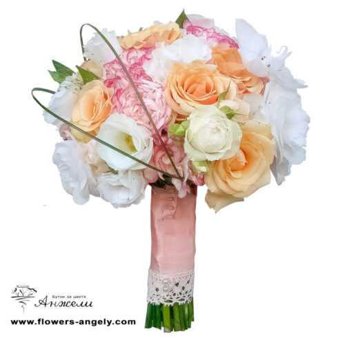 Булчински букет в прасковено и розово Булчински букет в прасковено и розово