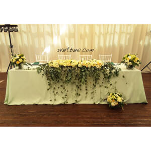 Цветя за младоженска маса в бяло жълтата гама