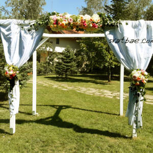 Сватбена арка с воали и естествени цветя