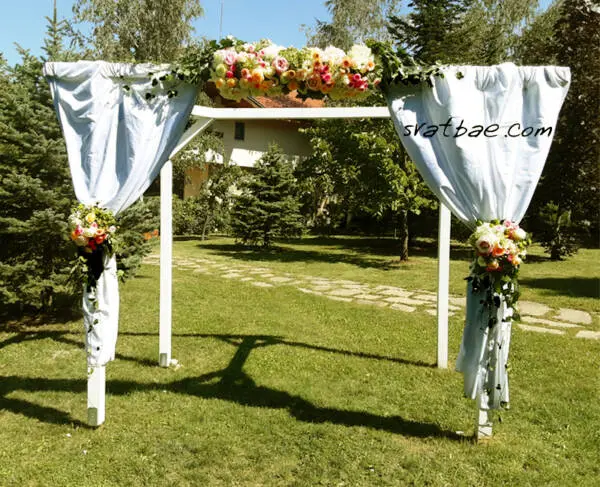 Сватбена арка с воали и естествени цветя