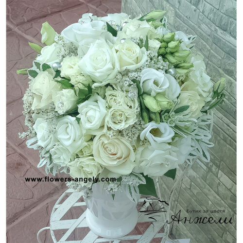 Булчински букет с бели цветя