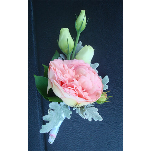 Бутониера с божуреста роза и еустома Бутониера с божуреста роза и еустома