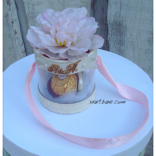 Кутийка с дръжки от сатен с бонбон Кутийка с дръжки от сатен с бонбон