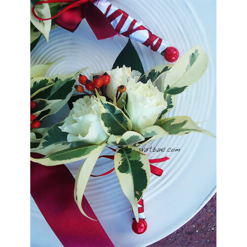 Бутониера в бяло и червено Бутониера в бяло и червено