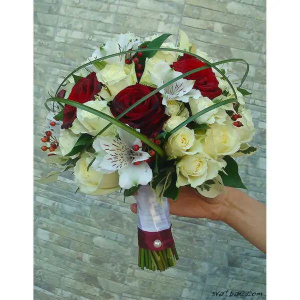 Булчински букет с бели и червени рози