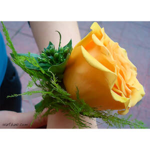 Гривна от естествени цветя с жълта роза