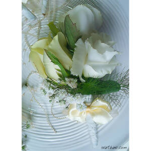 Бутониера с 3 малки розички за младоженец