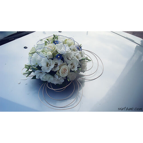 Украса за кола в бяло с декорация Украса за кола в бяло с декорация