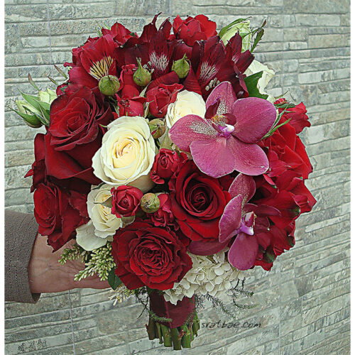 Булчински букет в наситено червени тонове Булчински букет в наситено червени тонове